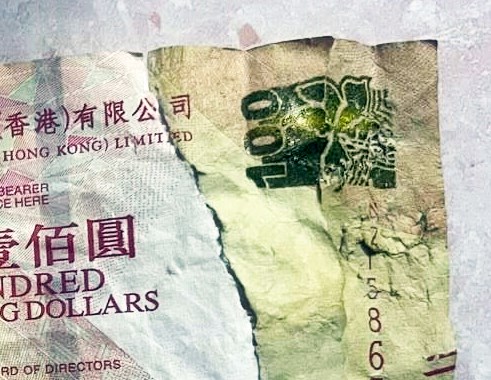 網民笑指「「拿回去銀行，職員也未必敢碰⋯⋯」。