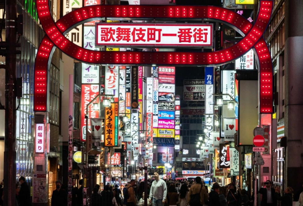 東京新宿將嚴管民宿。法新社