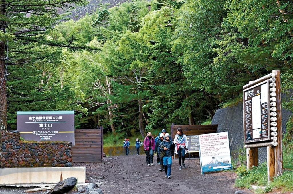 在非登山期，如有富士山遊客需要官方出動救援直升機救援，或收取每5分鐘8000日圓。路透社  