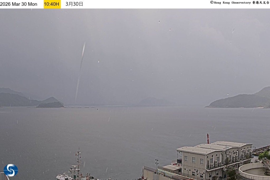 西貢外面懷疑出現水龍捲，天文台查證後表示，照片有機會是鏡頭捕捉了近距離雨點影像。