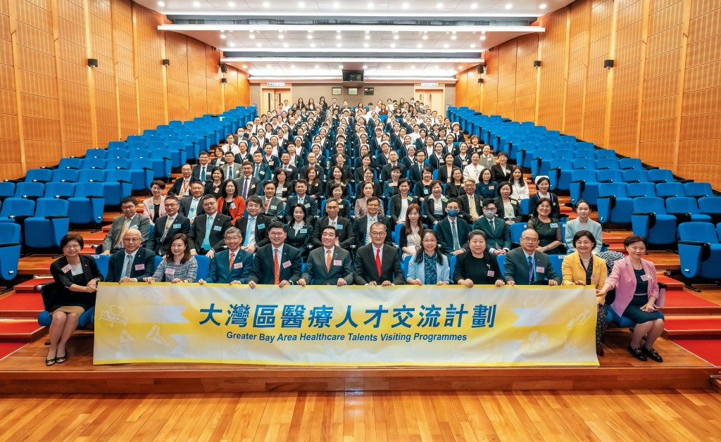 政府制定搶人才措施,醫管局今年四月引進首批八十三名廣東省醫護來港。 政府制定搶人才措施,醫管局今年四月引進首批八十三名廣東省醫護來港。