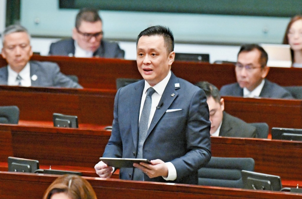 鄧飛關注商業遊學團、升學中介利用大學校園資源牟利,建議院校對訪客採取分級制處理。 鄧飛關注商業遊學團、升學中介利用大學校園資源牟利,建議院校對訪客採取分級制處理。