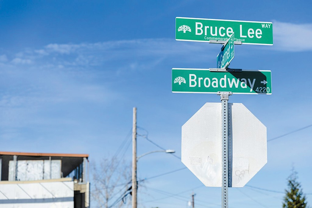 奧克蘭市政府把振藩國術館舊址的一條道路,命名為「李小龍路」(Bruce Lee Way)。 奧克蘭市政府把振藩國術館舊址的一條道路,命名為「李小龍路」(Bruce Lee Way)。
