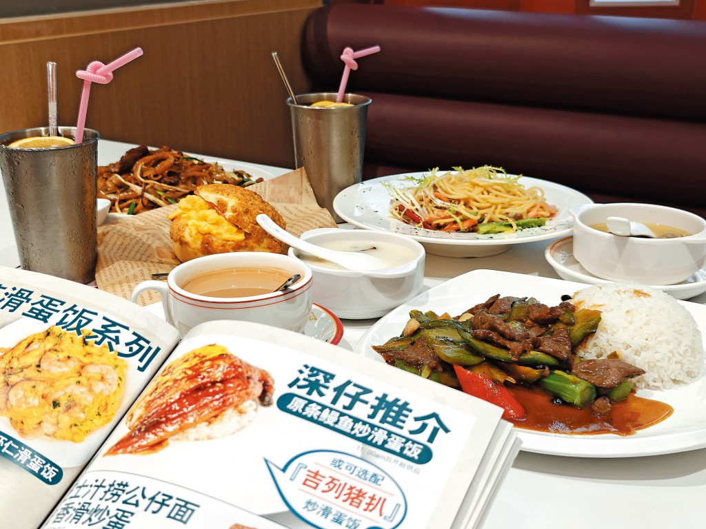 深圳旗艦店除了供應鮮蝦雲吞麵、招牌蔥花滑蛋飯等經典港式美食外,更因應內地市場推出新產品。 深圳旗艦店除了供應鮮蝦雲吞麵、招牌蔥花滑蛋飯等經典港式美食外,更因應內地市場推出新產品。