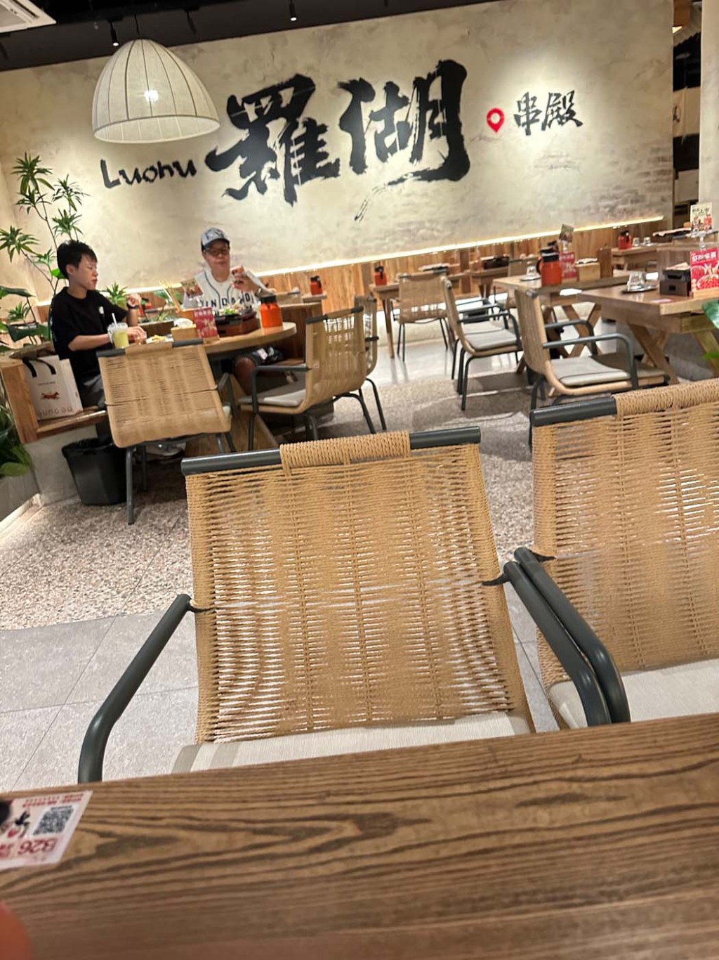 席間，路芙的電話和訊息不斷，非常繁忙，沒辦法食一餐安樂茶飯。
