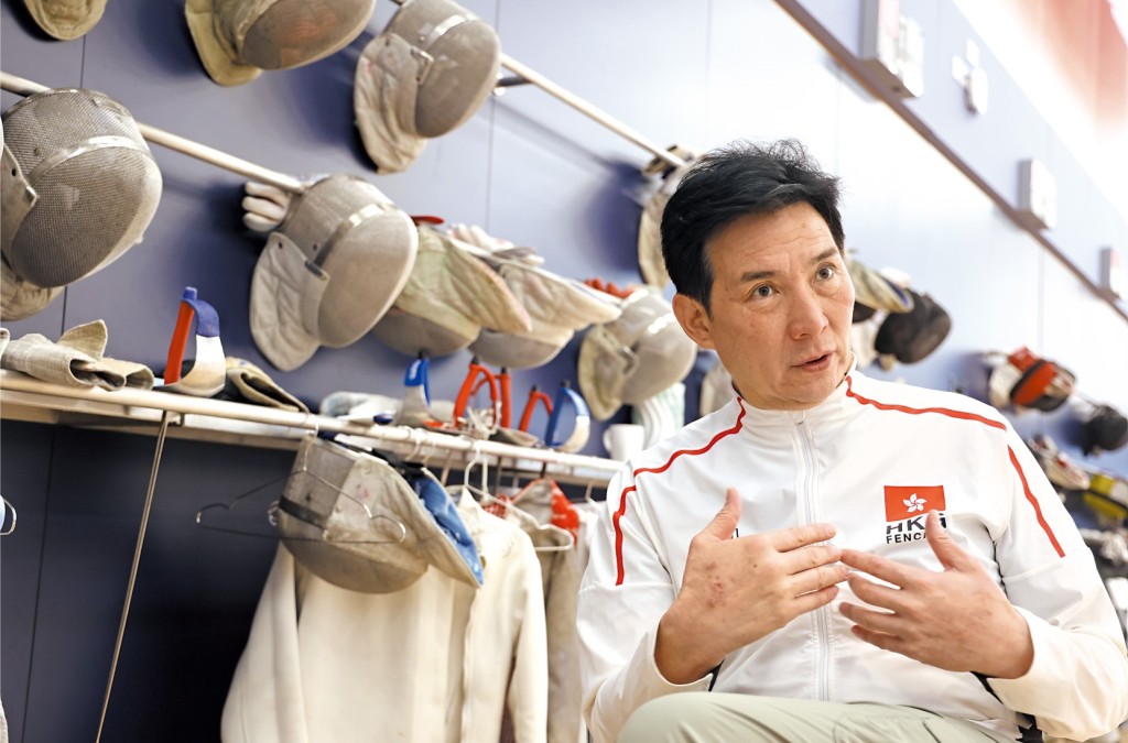 展望今年十一月十五至二十日在啟德體藝館上演的全運劍擊賽，鄭兆康期待港隊能主場摘金。