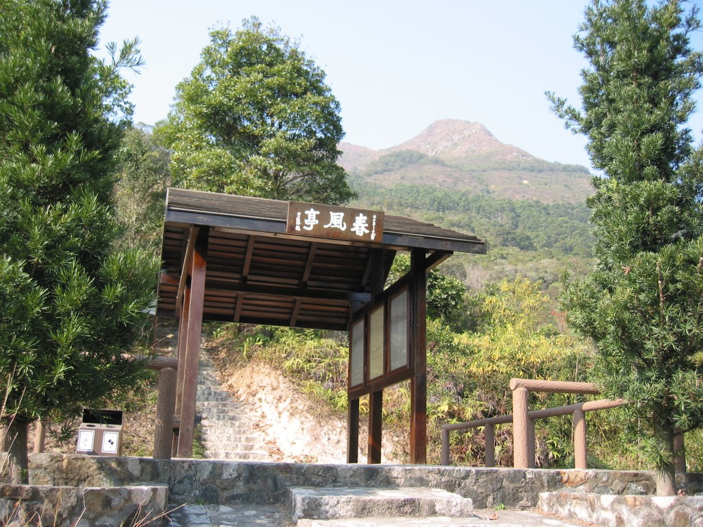 座落於八仙嶺仙姑峰山腳的春風亭(下),為紀念在山火中捨己救人的王秀媚及周志齊老師(上) 而建,寓意春風化雨,教育深恩,作育萬物。 座落於八仙嶺仙姑峰山腳的春風亭(下),為紀念在山火中捨己救人的王秀媚及周志齊老師(上) 而建,寓意春風化雨,教育深恩,作育萬物。