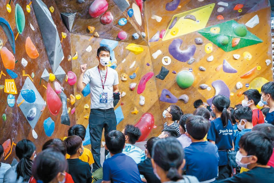 現時何善揮多做教育工作,曾主辦全港性中小學比賽。 現時何善揮多做教育工作,曾主辦全港性中小學比賽。