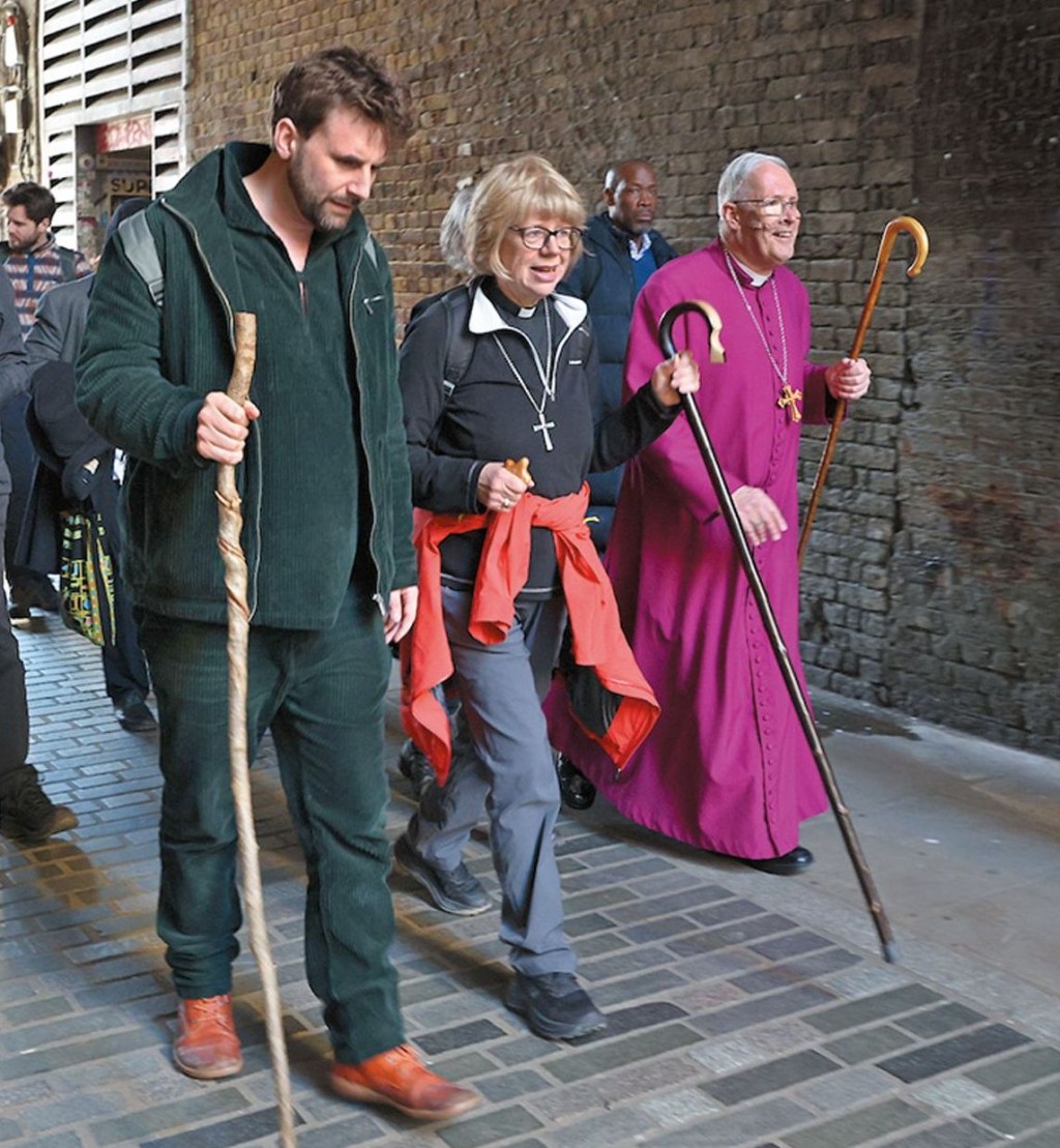 馬拉利(右二)上任前沿着朝聖之路步行一百四十公里。 馬拉利(右二)上任前沿着朝聖之路步行一百四十公里。