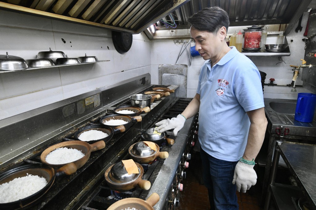 興記的煲仔飯講求「逐煲煮、一煲一煲出」，廚房內數十個明火爐頭同時運作，溫度極高