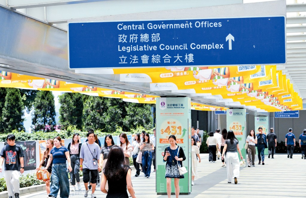 有政府中人埋怨,部門為了自保而將投標要求加辣,增加審核工作量。 有政府中人埋怨,部門為了自保而將投標要求加辣,增加審核工作量。