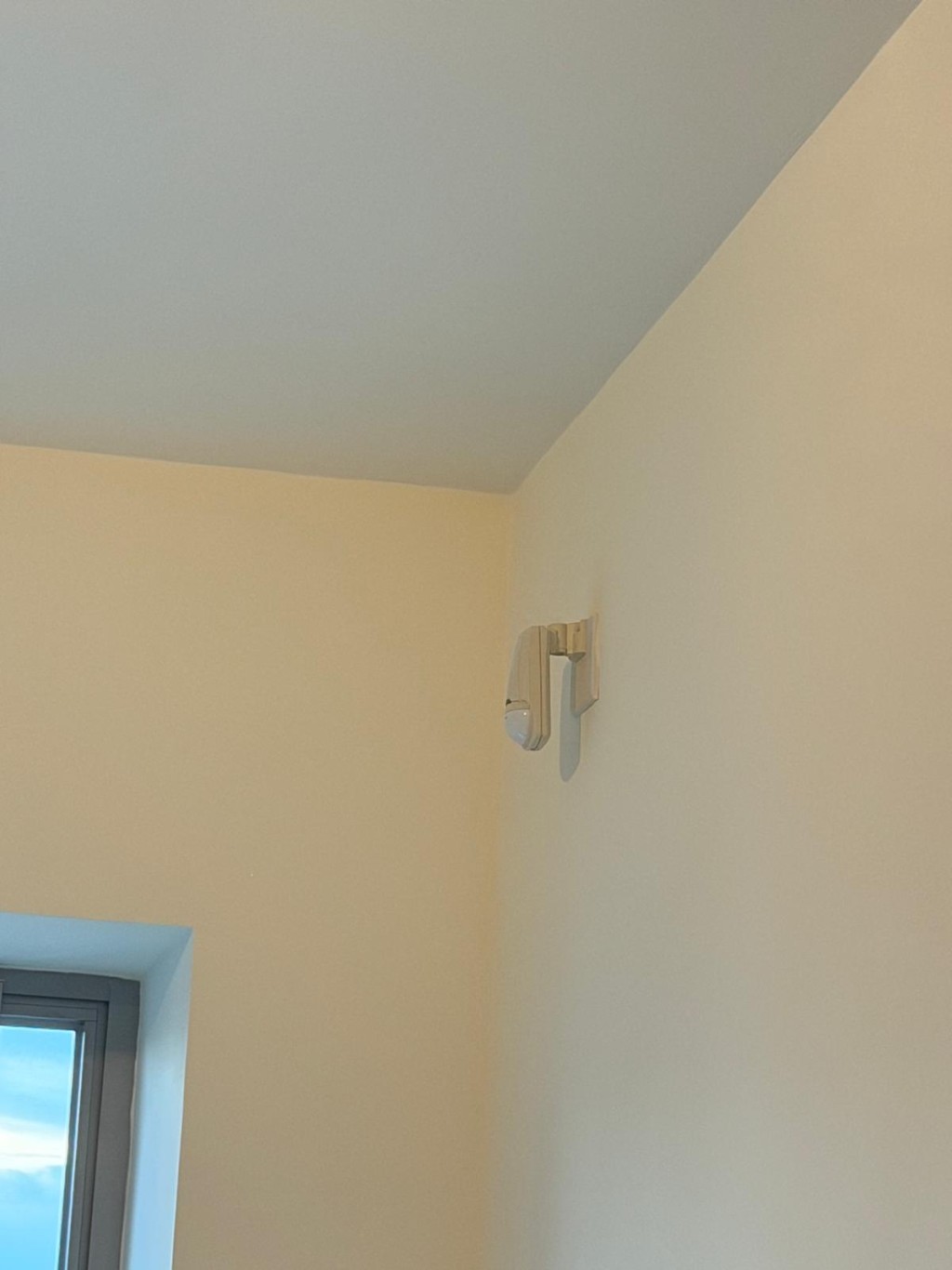 屋內設有數個No-motion sensors,感應長者住客屋內情況,若發現有一段時間沒有郁動,會通知物業管理。 屋內設有數個No-motion sensors,感應長者住客屋內情況,若發現有一段時間沒有郁動,會通知物業管理。