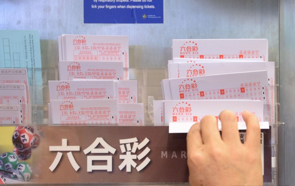 早前食環署衛生督察涉嫌侵吞3300萬六合彩頭獎彩金，令「夾錢買六合彩」這個考驗人性的話題成為城中熱話。 