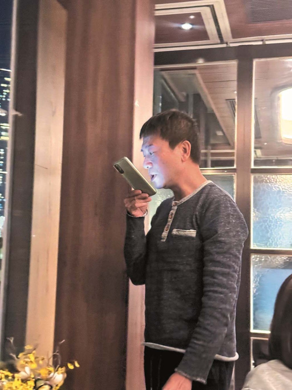 席間，陳國邦不停收到電話，相信因人氣急升而工作不絕。