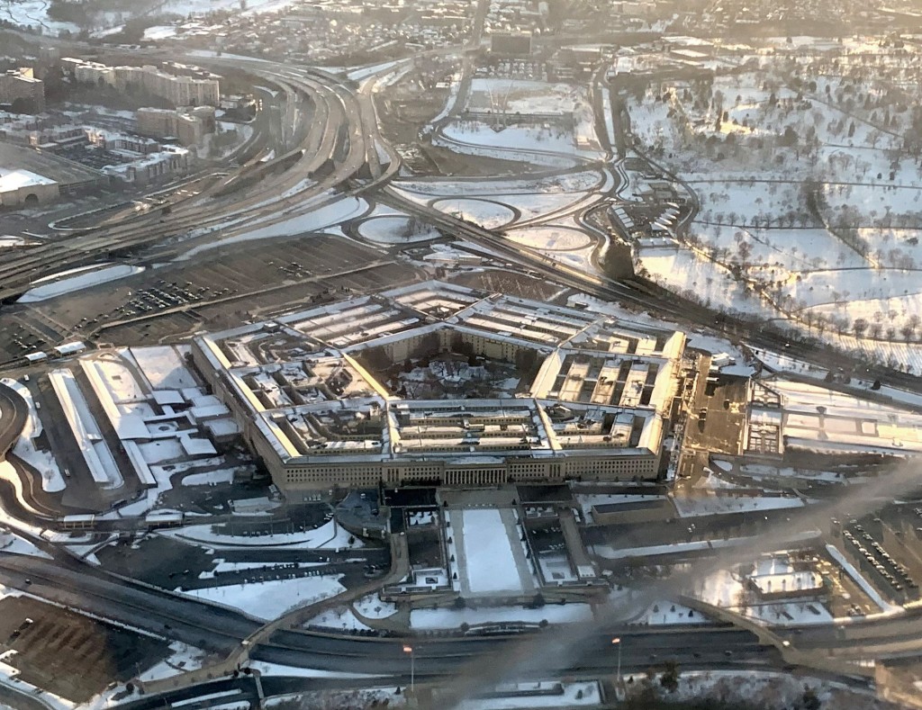 五角大廈已將無人機視為首要採購重點，撥款十一億美元買入數十萬架低成本自殺式攻擊無人機。