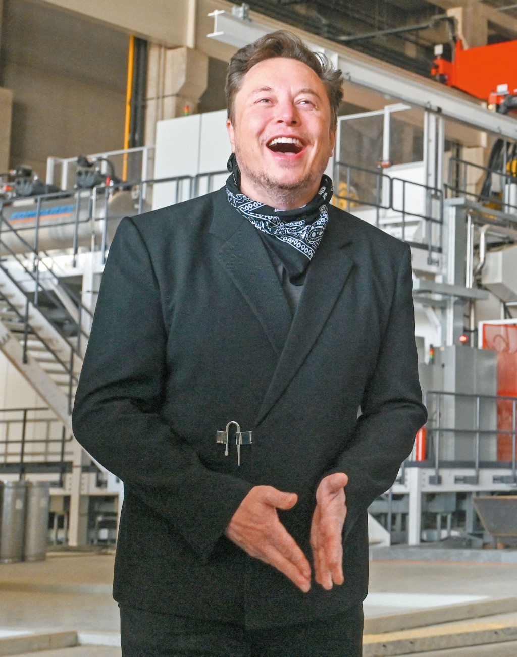 議案通過後，現場股東熱烈歡呼，高聲呼喊馬斯克名字，馬斯克心情大好笑言「其他股東大會無聊死了，我們的都是勁爆場面。」