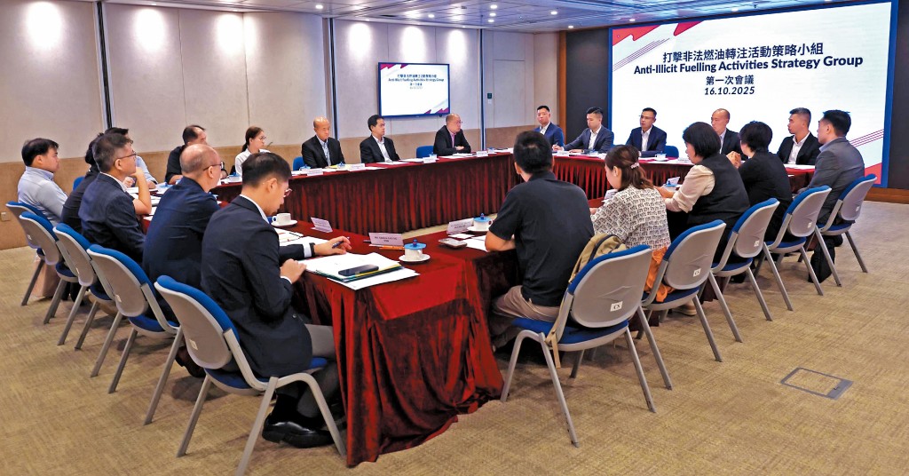 消防處成立「打擊非法燃油轉注活動策略小組」，強化跨部門、跨業界交流合作。