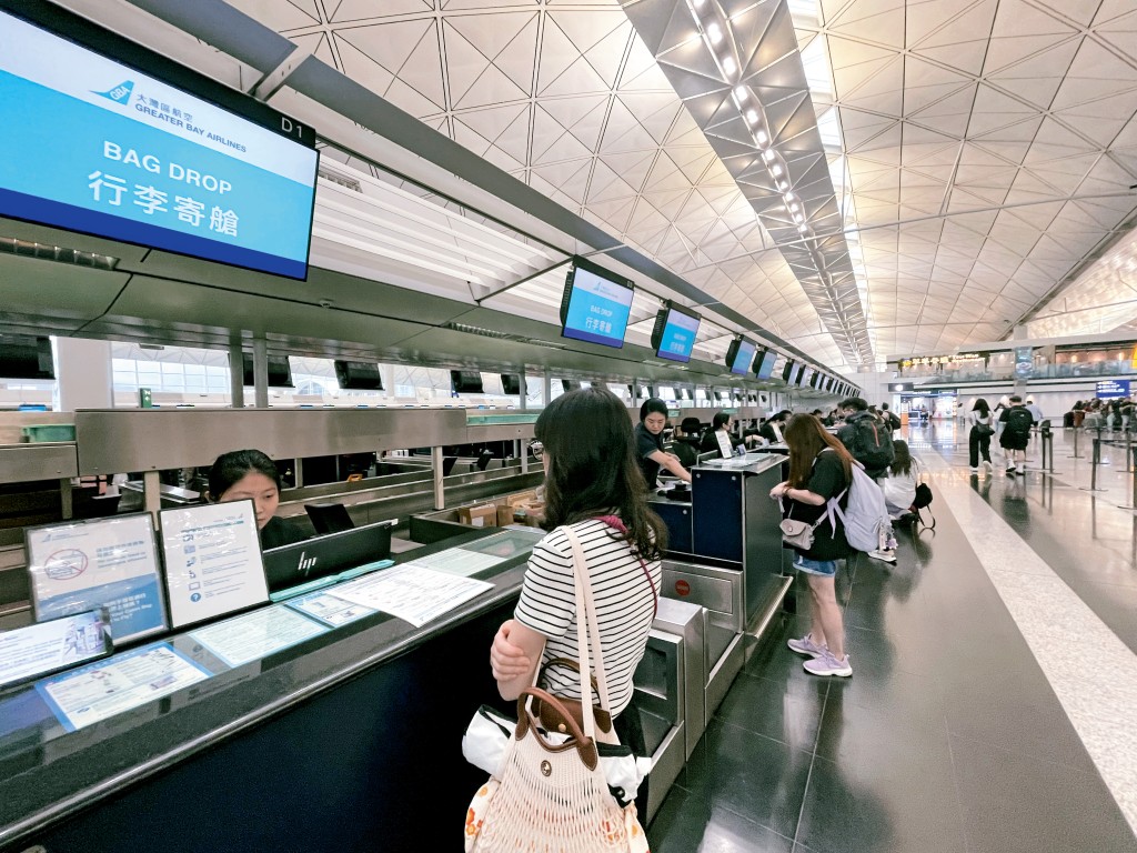 狂搶平機票的葉小姐，上周六坐大灣區航空到東京，再坐亞洲航空到泰國，回港則坐香港快運。