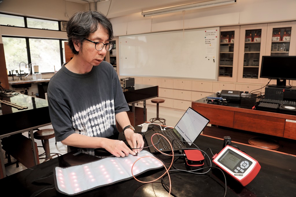 湯兆昇將相關紅光產品作波長、功率及熱力測試。 湯兆昇將相關紅光產品作波長、功率及熱力測試。