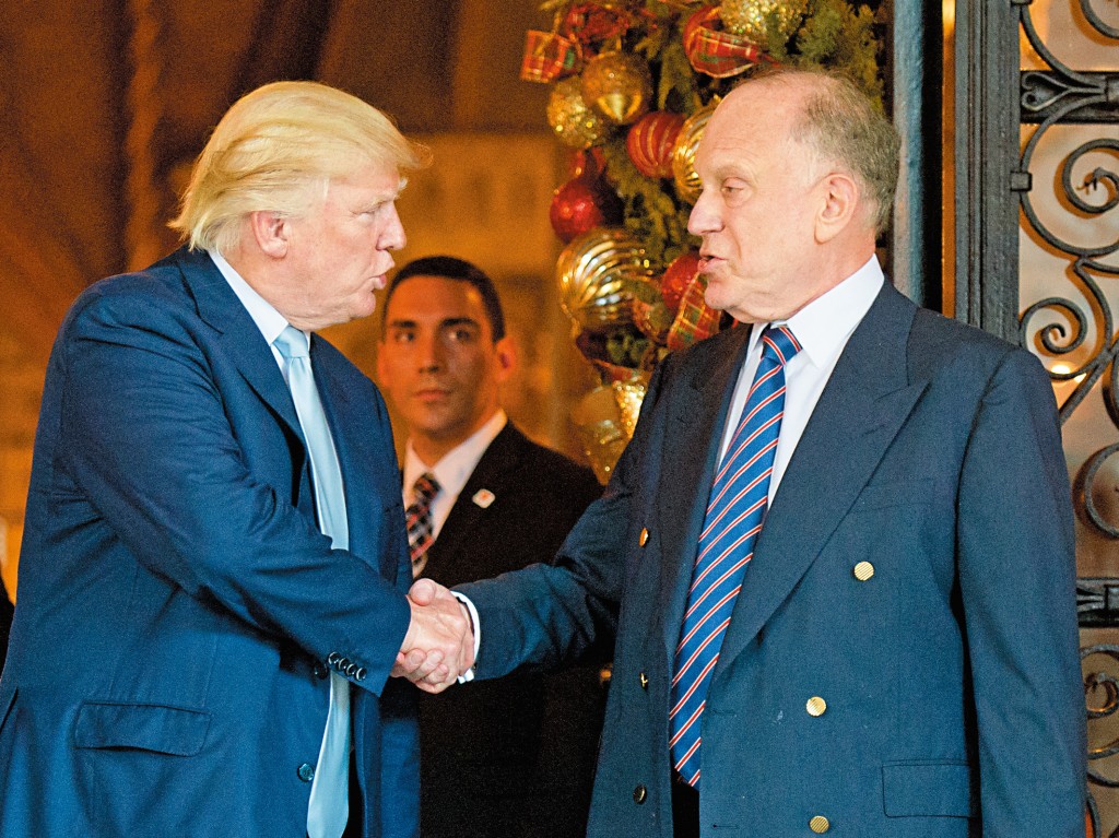 沃什外父Ronald Lauder(右) 是雅詩蘭黛現任揸弗人兼世界猶太人主席,代表猶太利益集團。 沃什外父Ronald Lauder(右) 是雅詩蘭黛現任揸弗人兼世界猶太人主席,代表猶太利益集團。