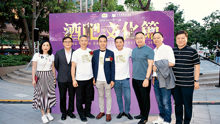 立法會議員姚柏良(左三)及油尖民政專員余健強(左四)大讚酒吧文化節,主辦方錢雋永(左六)也有計劃再舉辦。 立法會議員姚柏良(左三)及油尖民政專員余健強(左四)大讚酒吧文化節,主辦方錢雋永(左六)也有計劃再舉辦。