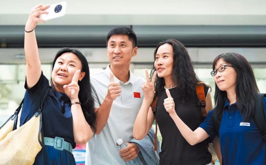 身裁建碩的馬寧吸引不少女球迷要求合照。 身裁建碩的馬寧吸引不少女球迷要求合照。