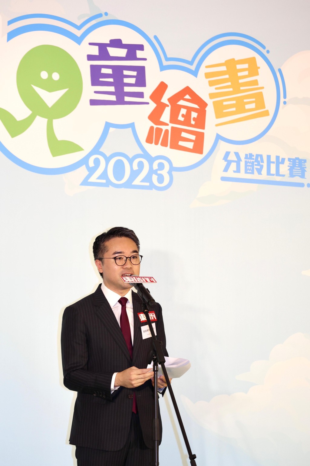 教育局副局長施俊輝致辭表示兒童透過繪畫可以展示自己眼中獨一無二的世界，是藝術學習裏面非常重要的一環。