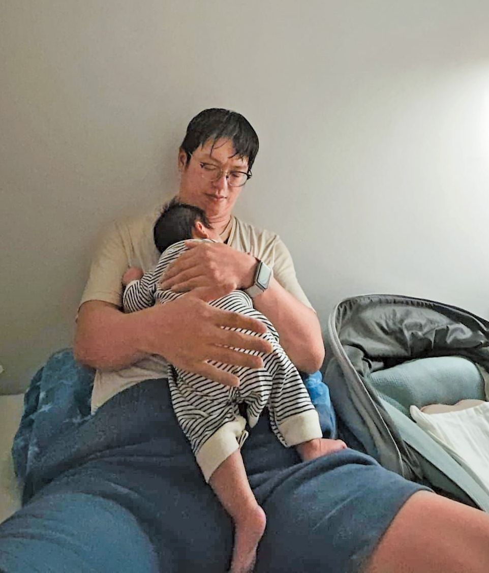 何啟明現時忙於「餵夜奶」,抱着細仔時見他太得意,也會忍不住錫一啖。 何啟明現時忙於「餵夜奶」,抱着細仔時見他太得意,也會忍不住錫一啖。