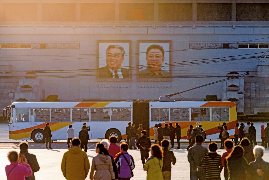 北韓有嚴格的旅遊限制，外國旅客必須由官方導遊全程陪同，拍攝領袖肖像時，必須完整入鏡，不得裁切，以示尊重。