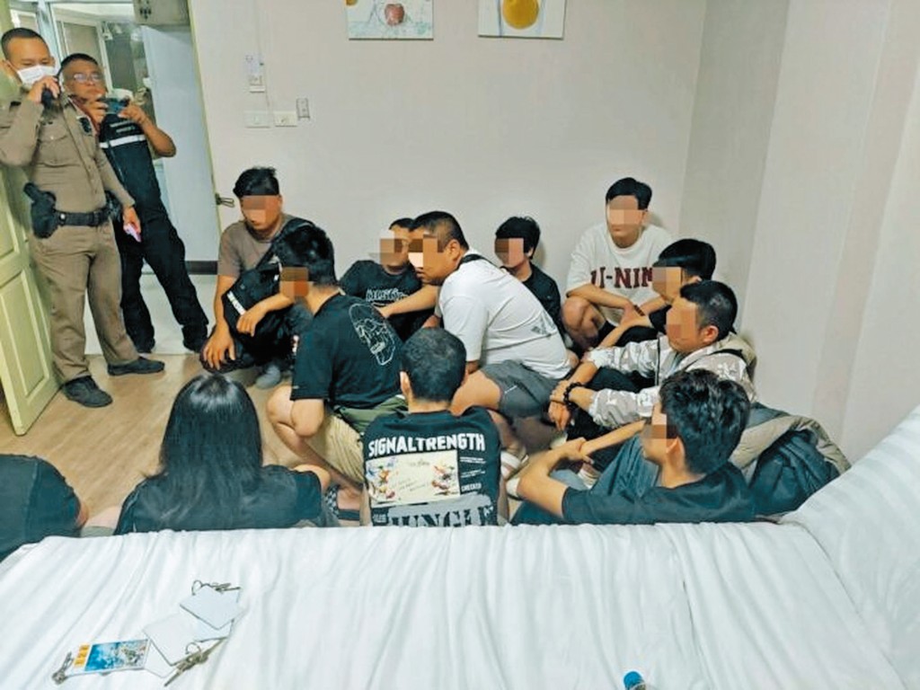 泰國警方在一次行動中救出多名被電騙集團誘騙及綁架的「豬仔」。