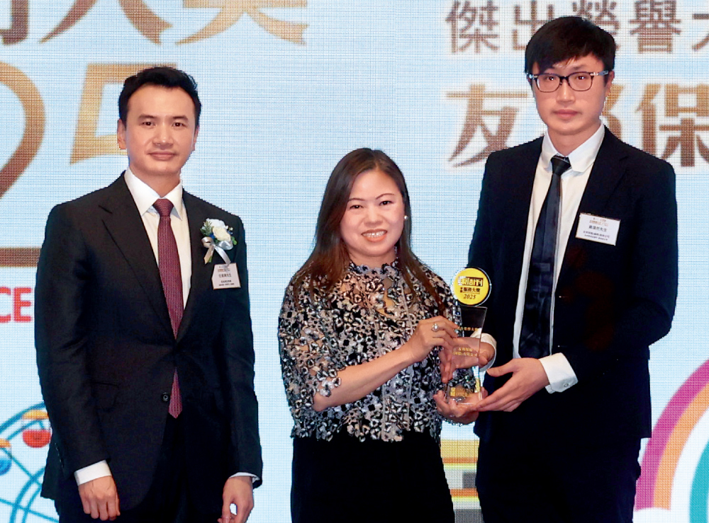 友邦保險（國際）有限公司連續五年奪得「香港服務大獎」的「自願醫保計劃」獎項，特此頒發「傑出榮譽大獎」表揚，友邦香港及澳門產品部主管黃頌然代表領獎。