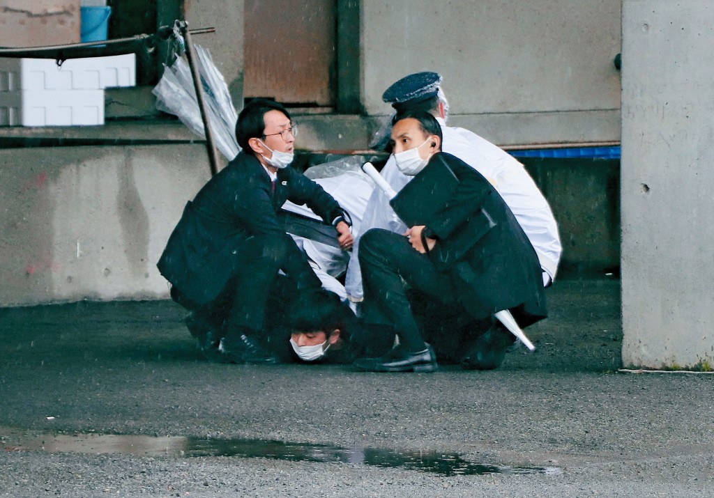 木村隆二刺殺岸田文雄未能成功,被制服拘捕,將面對殺人未遂等多項罪名。 木村隆二刺殺岸田文雄未能成功,被制服拘捕,將面對殺人未遂等多項罪名。