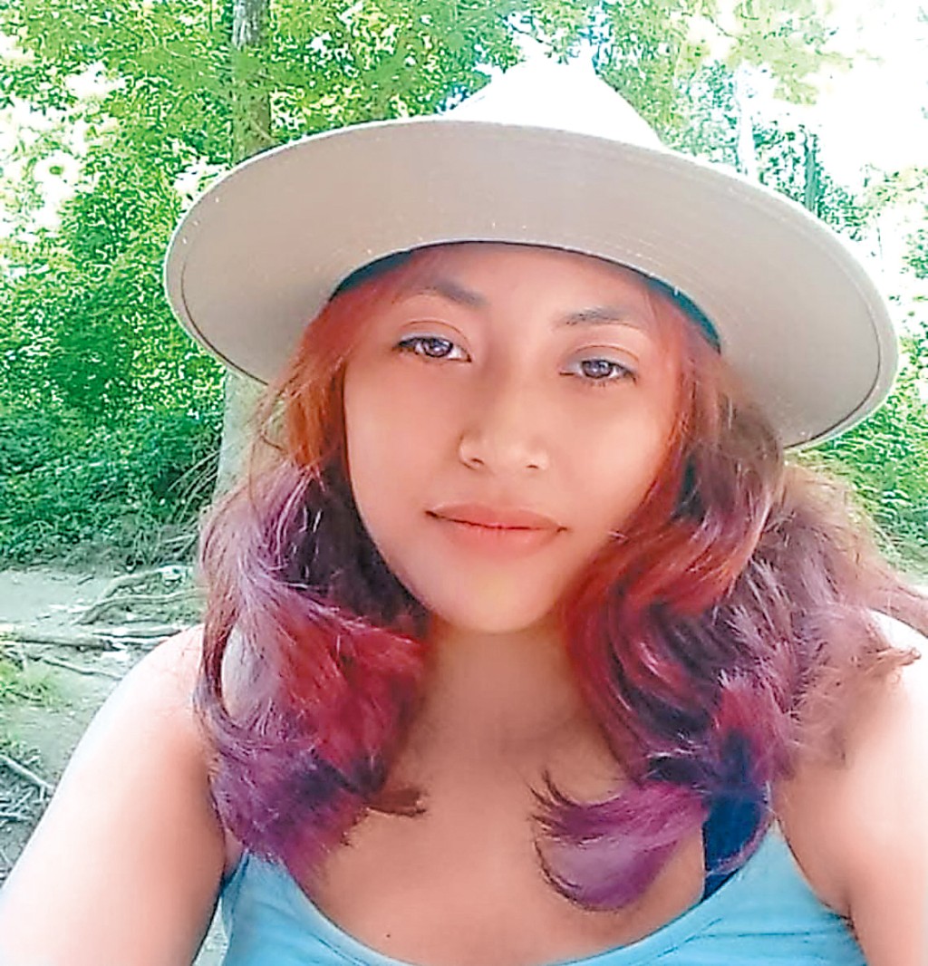 二十二歲的迪亞斯莫拉萊斯是美國公民，但因為膚色較深，月前在快餐店與妹妹用餐時，被ICE人員未經查證下便把她視為非法移民拘捕。