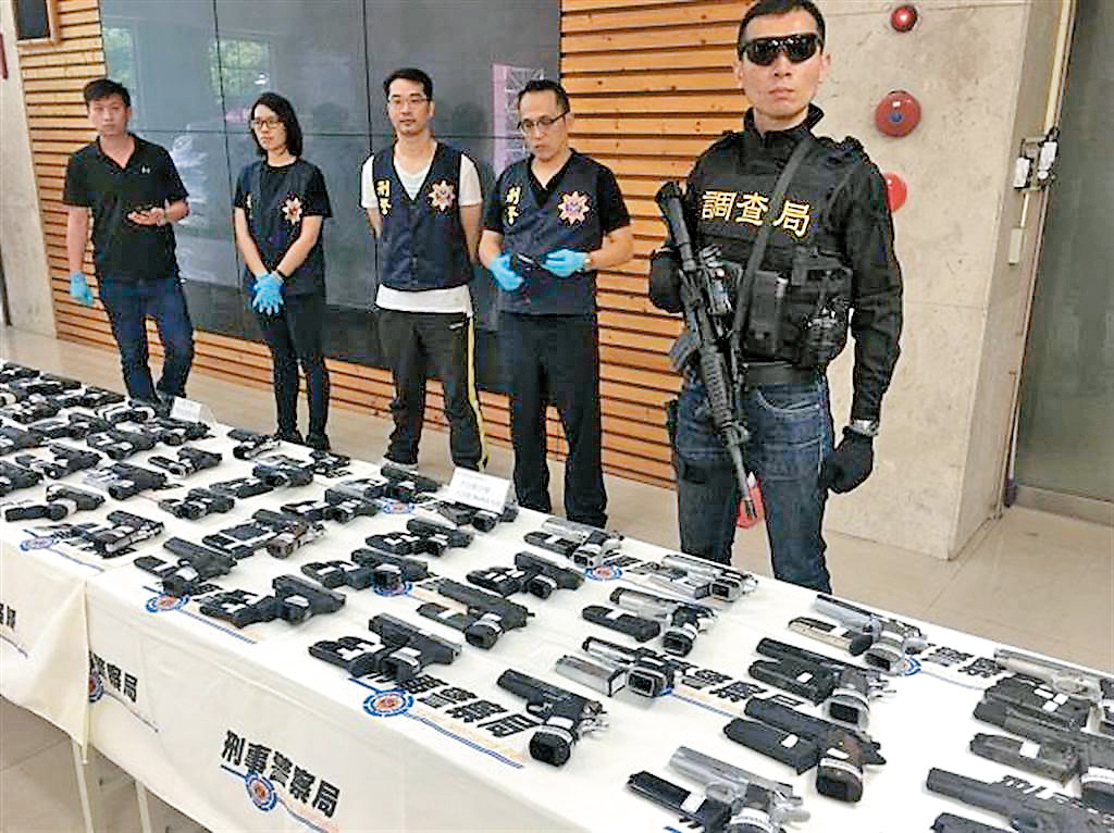 警方行動中破獲竹聯幫武器庫，搜出大批槍械及利刀。