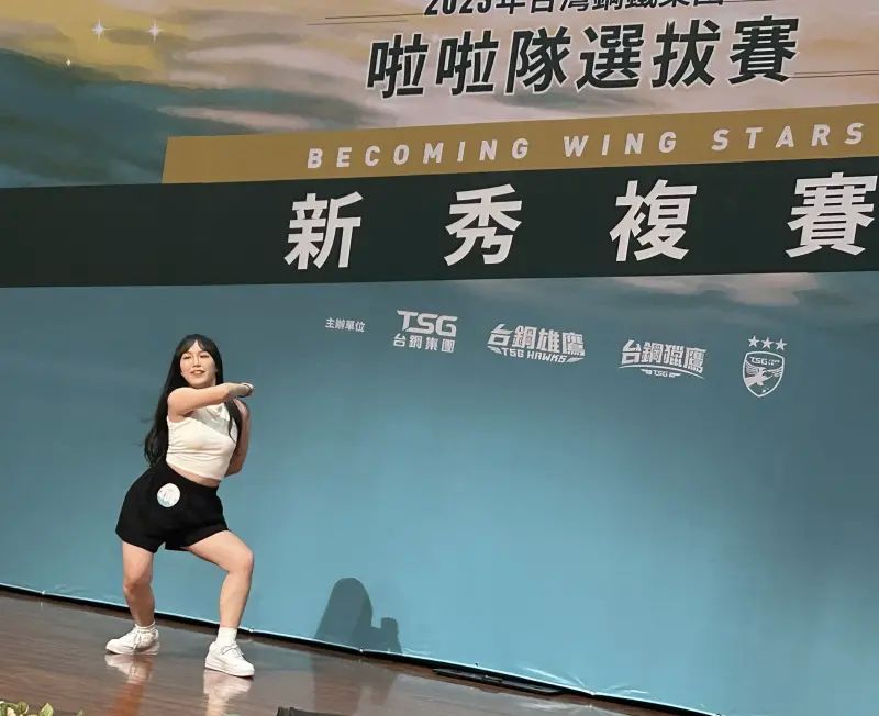 選拔啦啦隊員的標準極為嚴格,數千人報名只有數人能突圍而出。 選拔啦啦隊員的標準極為嚴格,數千人報名只有數人能突圍而出。