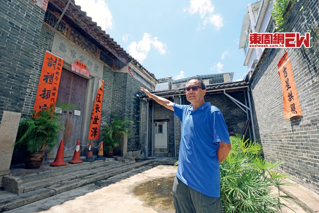 攀上祠堂屋頂抄碑文、花上數年進出禁區沙頭角寫村誌，又為被遺忘的香港抗日英雄立傳，蘇萬興說最開心是賺了很多友情。