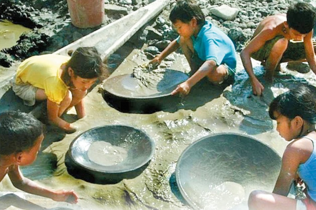 金價狂飆,令菲律賓非法採礦場也瘋狂,僱用未成年兒童在沙泥中淘金,部分還要在提煉黃金過程中接觸有毒的水銀。 金價狂飆,令菲律賓非法採礦場也瘋狂,僱用未成年兒童在沙泥中淘金,部分還要在提煉黃金過程中接觸有毒的水銀。