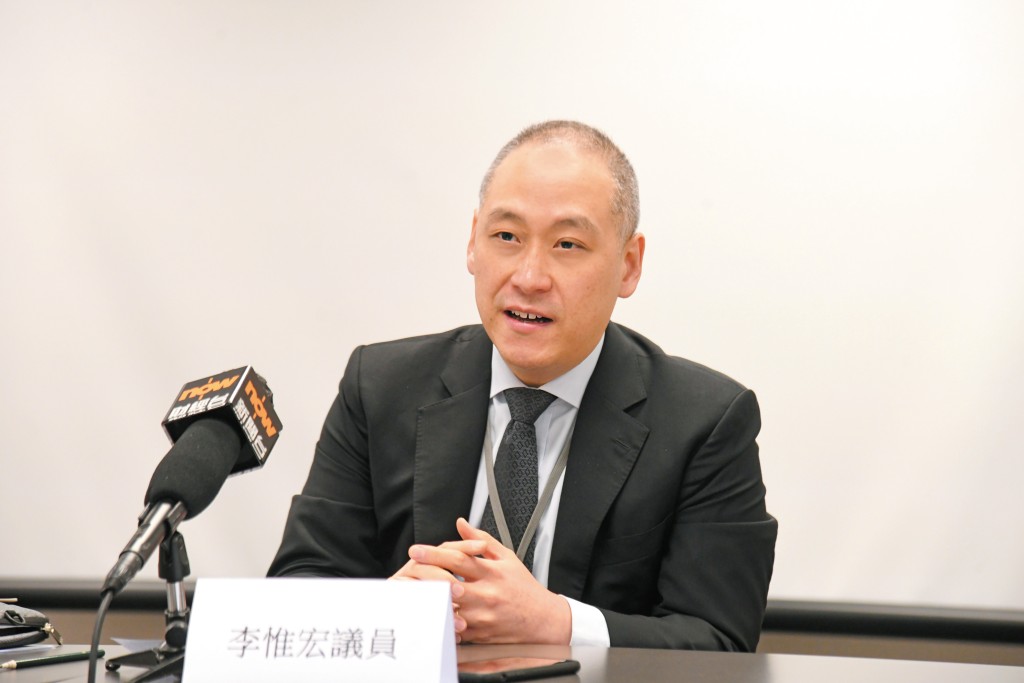 金融服務界議員李惟宏的外置充電器（「尿袋」）上周在辦公室內突然冒煙爆炸，幸有驚無險。