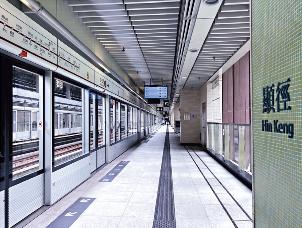 顯徑站設有大型綠化天台，採用半開放式的車站設計，加強自然採光及對流通風效果，外牆加裝了以環保物料製成的遮陽擋板，可降低車站溫度。