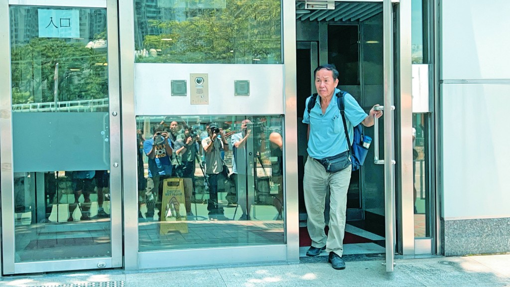 上月姜嘉偉生父被警方帶走協助調查。