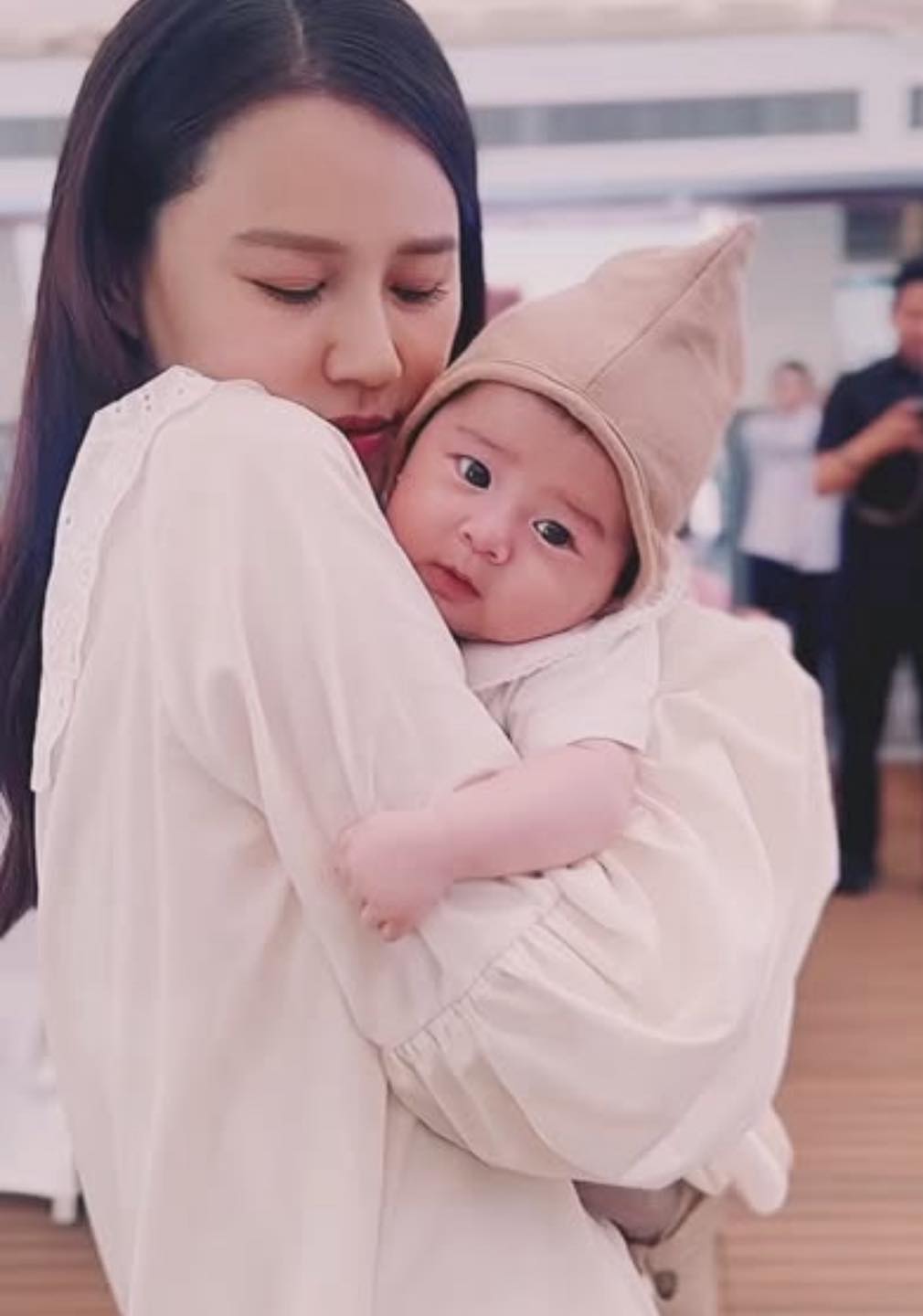 蕭正楠黃翠如兒子「蕭哈哈」百日宴曬一家三口相眼仔睩睩超可愛