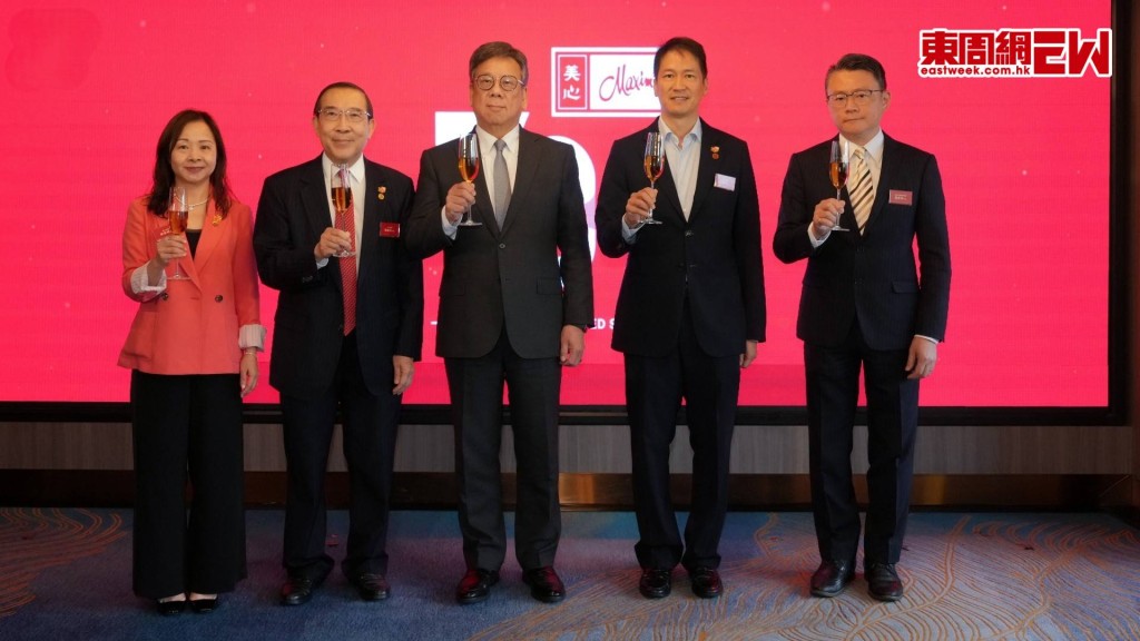 美心集團特別邀請商務及經濟發展局局長丘應樺（中）、美心集團主席兼董事總經理伍偉國 （右二）、美心集團執行董事伍威全（左二）、美心集團首席營運官（香港及澳門）簡惠明（左一）及 香港零售管理協會代表執行總監羅振邦（右一）主持啟動儀式及祝酒。  