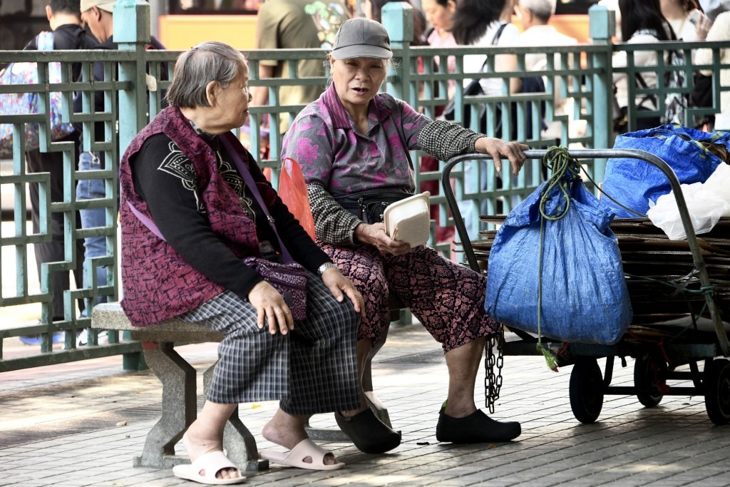 政府宣布按2026至27年度《財政預算案》措施，向合資格領取綜合社會保障援助、高齡津貼、長者生活津貼及傷殘津貼等人士，以及在職家庭津貼住戶，發放相當於一個月的一次性額外款項。  