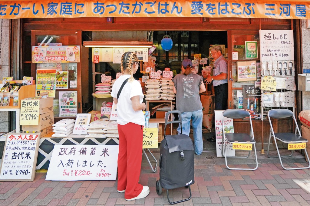 日本米價失控飆升，小泉接任農相後果斷打擊轉賣、增加供應，有效地令米價回落。