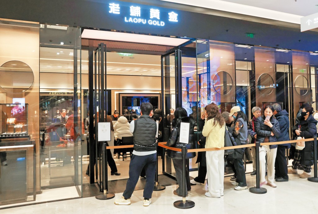 自稱「黃金界愛瑪仕」的老鋪黃金最新業績斷崖式下跌，上周三一度勁跌兩成半。