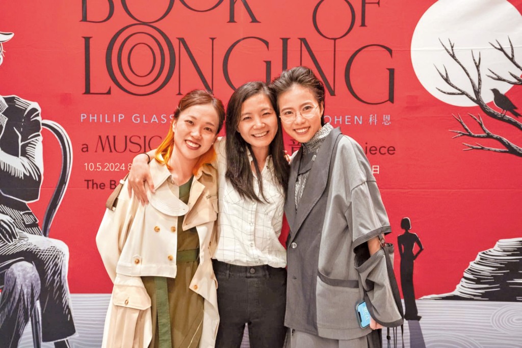 葉詠媛(左)與小提琴家王倩兒(右)創辦「源.思室樂團」,去年聯同導演賴恩慈 (中),將音樂劇《渴望之書》帶給香港觀眾。 葉詠媛(左)與小提琴家王倩兒(右)創辦「源.思室樂團」,去年聯同導演賴恩慈 (中),將音樂劇《渴望之書》帶給香港觀眾。