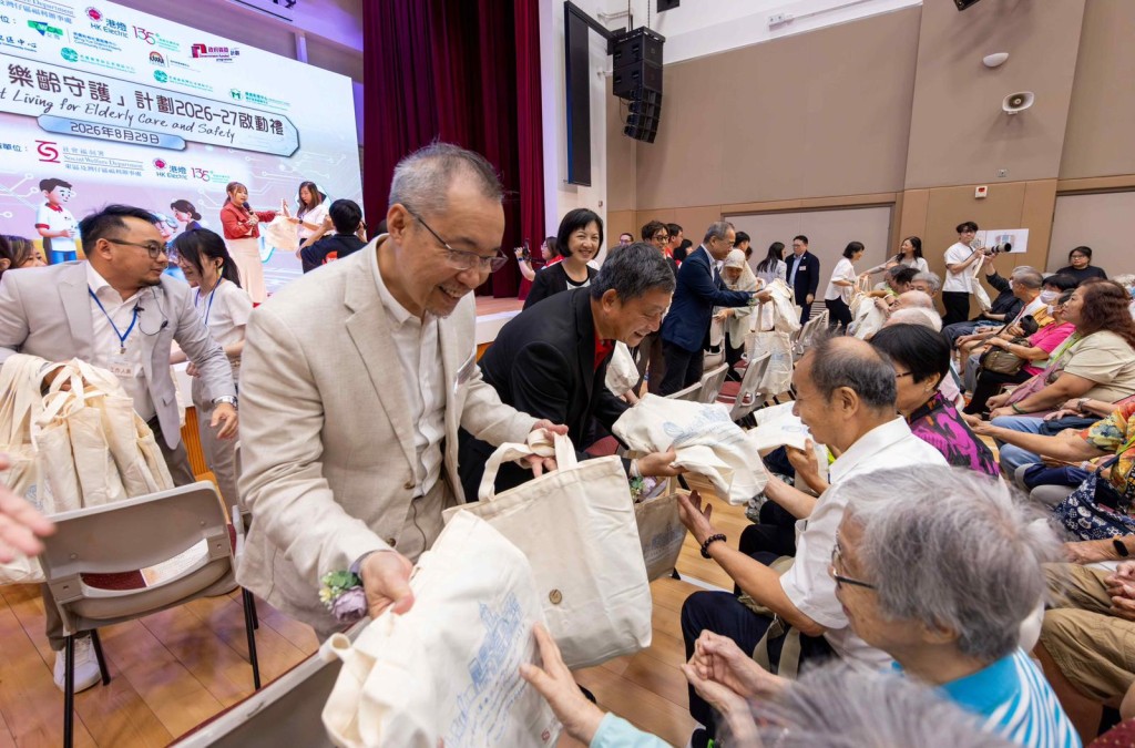 港燈客戶服務總經理梁偉堅向參與啟動禮的長者派發福袋。未來數月,義工會陸續到東區和灣仔區的長者進行家訪,送贈智慧家電和講解用法。 港燈客戶服務總經理梁偉堅向參與啟動禮的長者派發福袋。未來數月,義工會陸續到東區和灣仔區的長者進行家訪,送贈智慧家電和講解用法。