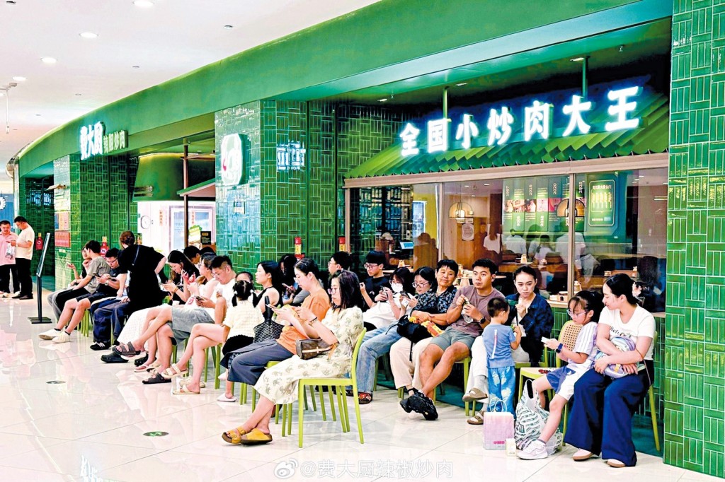 費大廚的「全國小炒肉大王」之譽原來是一場網絡投票而來,一眾評委根本沒有吃過就打分。 費大廚的「全國小炒肉大王」之譽原來是一場網絡投票而來,一眾評委根本沒有吃過就打分。