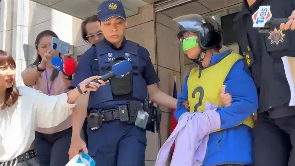 警方將「汶汶阿北」押送檢察機關。 警方將「汶汶阿北」押送檢察機關。