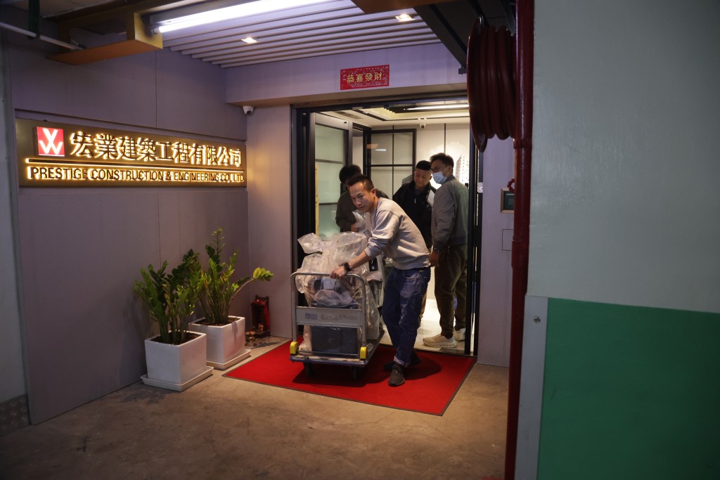 警方在大火翌日，到承辦商「宏業」新蒲崗辦公室取走大批文件及電腦。